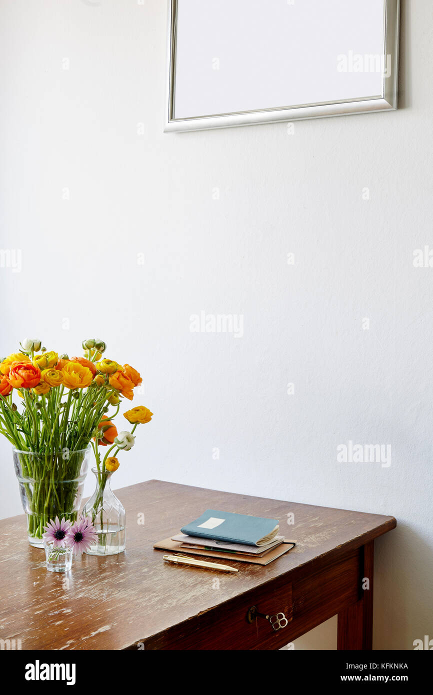 Atmopsheric tavolo da cucina fiori freschi e notebook Foto Stock