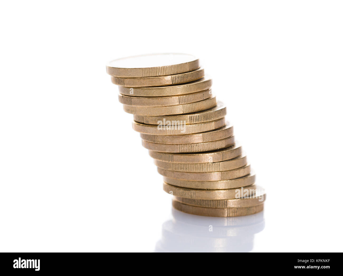 Pila di monete pendenti isolate su sfondo bianco Foto Stock