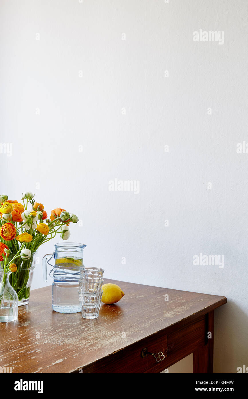 Home fatto limonata e fiori sul tavolo di legno Foto Stock