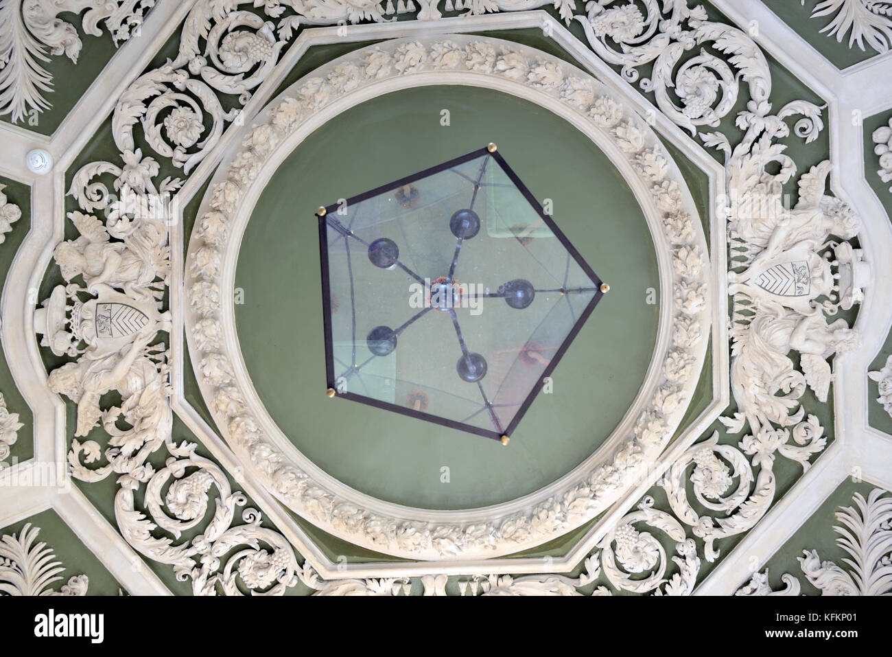 Soffitto in stucco di disegno di pianta ottagonale Camera (C17th) Château Suze la Rousse Drome Francia Foto Stock