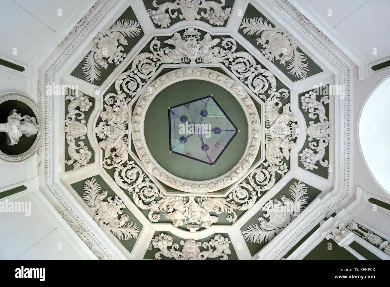 Soffitto in stucco di disegno di pianta ottagonale Camera (C17th) Château Suze la Rousse Drome Francia Foto Stock