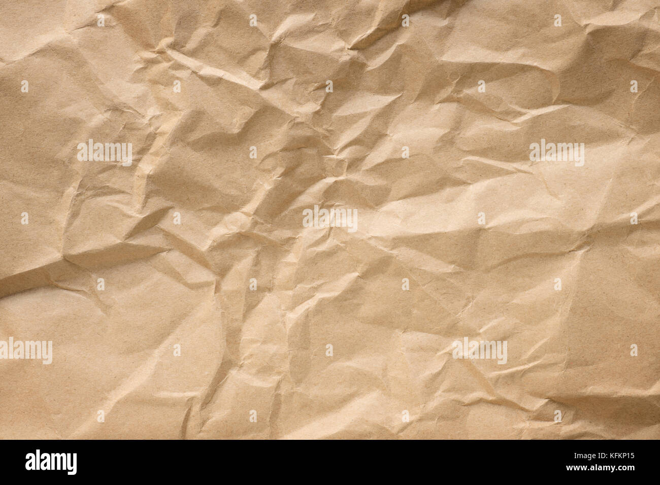 Crumpled carta craft close up. La texture e lo sfondo Foto Stock
