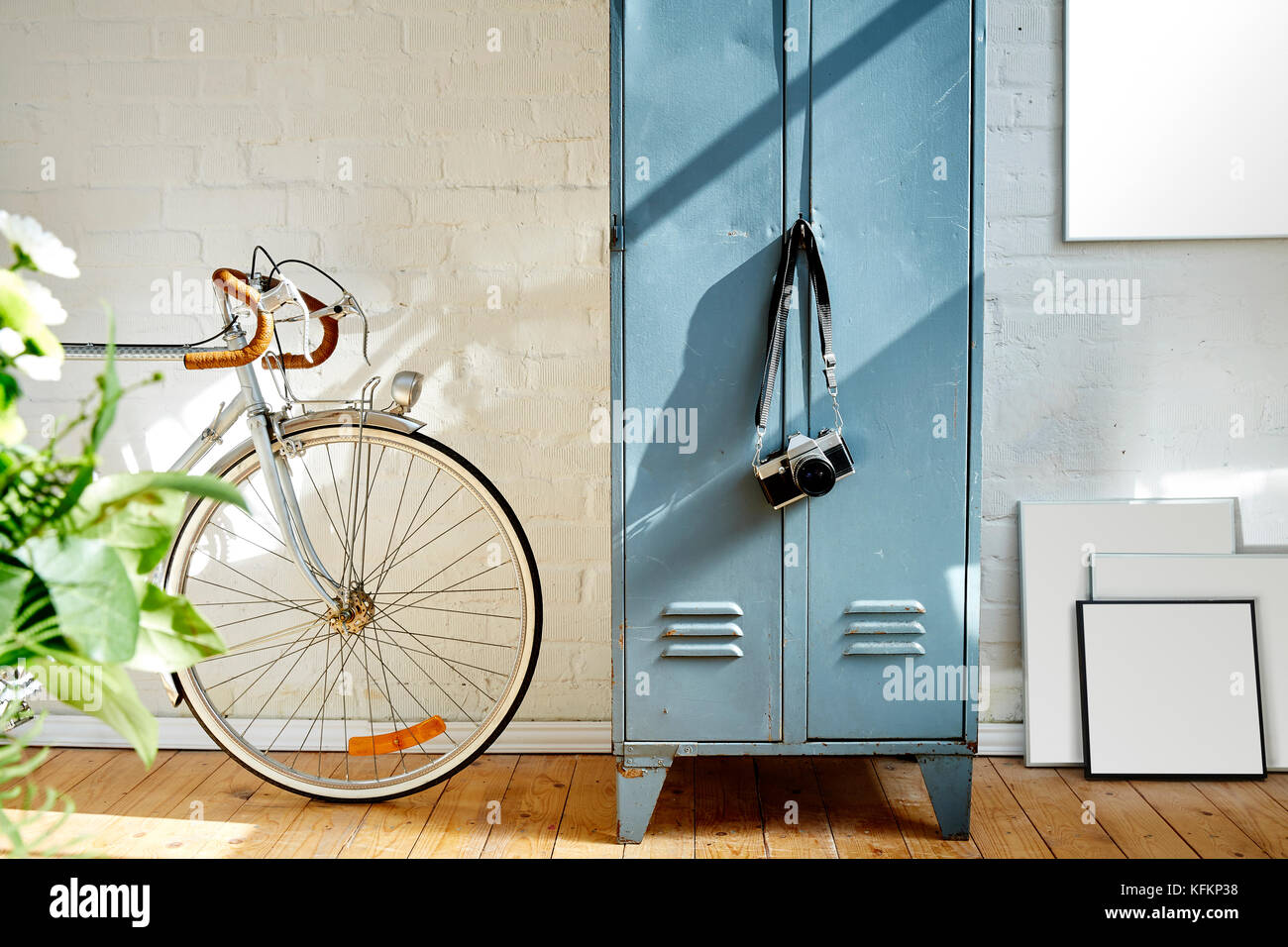 Appartamento creativo decorazione vintage cornici e vivida luce solare Foto Stock