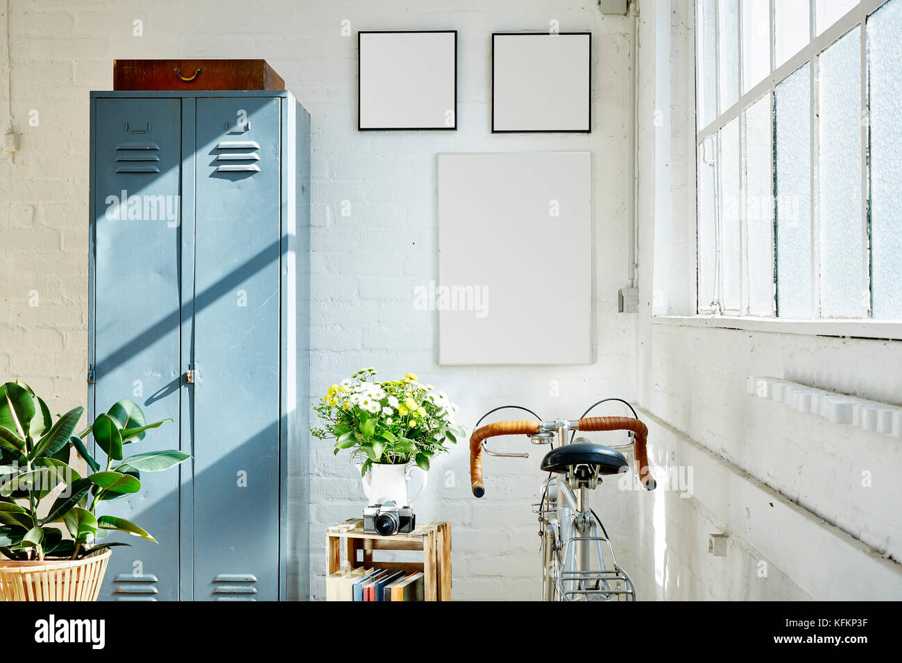 Soleggiato e vivaci loft industriale con decorazione vintage locker e bici Foto Stock