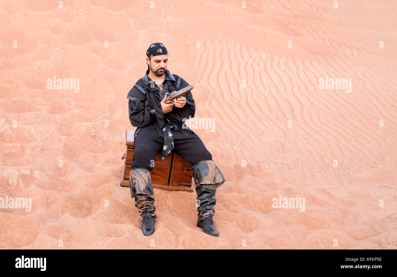 L'uomo, vestito come un pirata, in un deserto Foto Stock