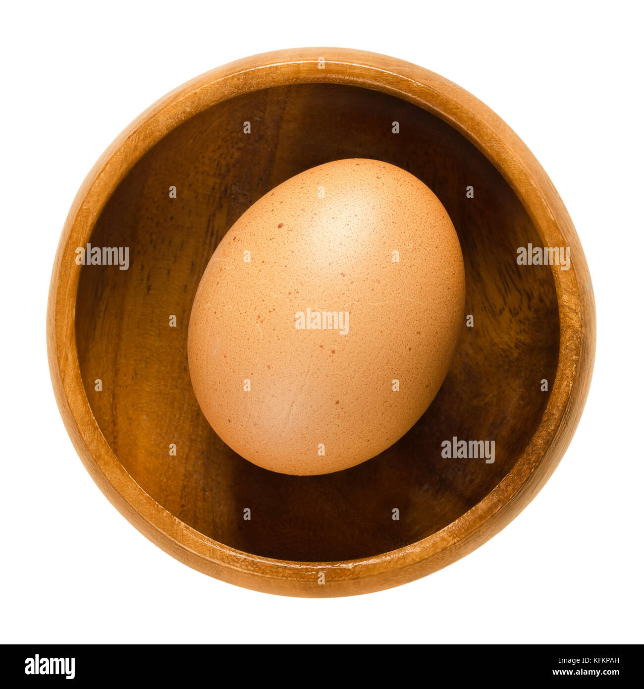 Il pollo intero uovo nella ciotola di legno. materie leggermente marrone screziato uovo di gallina. cibo comune e versatile ingrediente usato nella cottura. foto. Foto Stock