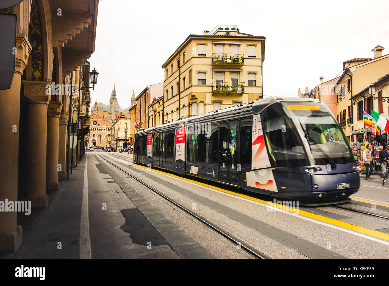 Trasporto pubblico in italia, un tram di andata e ritorno dalla basilica di San Antonio a Padova, Italia, 24 aprile 2017 Foto Stock