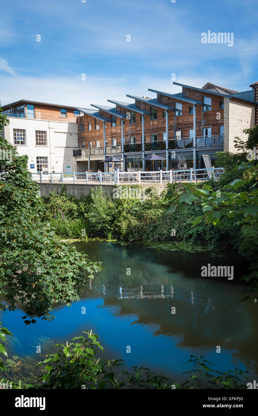 Il nuovo sviluppo in Bradford on Avon accanto al fiume Avon nel Wiltshire, Inghilterra REGNO UNITO Foto Stock