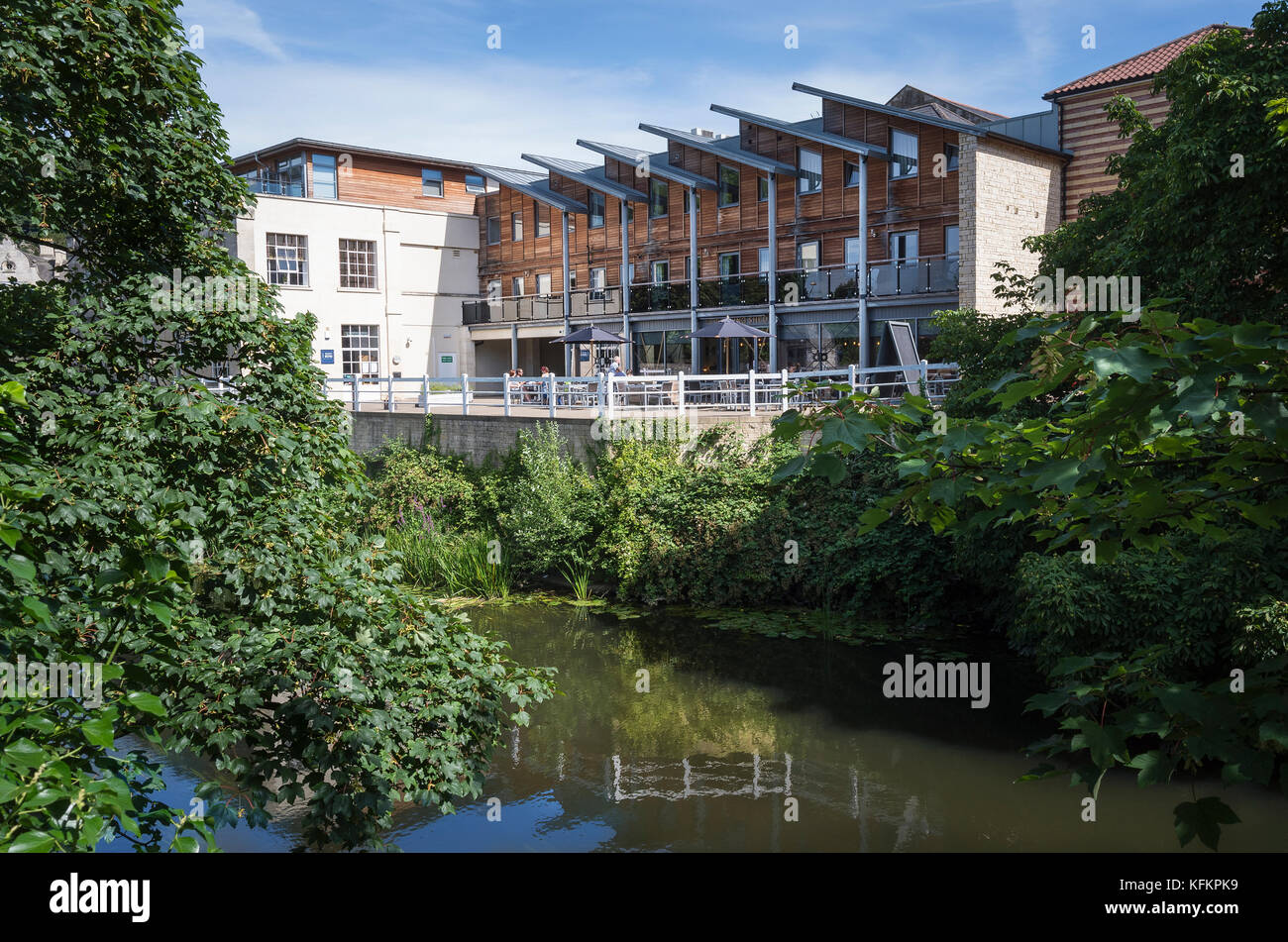 Il nuovo sviluppo in Bradford on Avon accanto al fiume Avon nel Wiltshire, Inghilterra REGNO UNITO Foto Stock