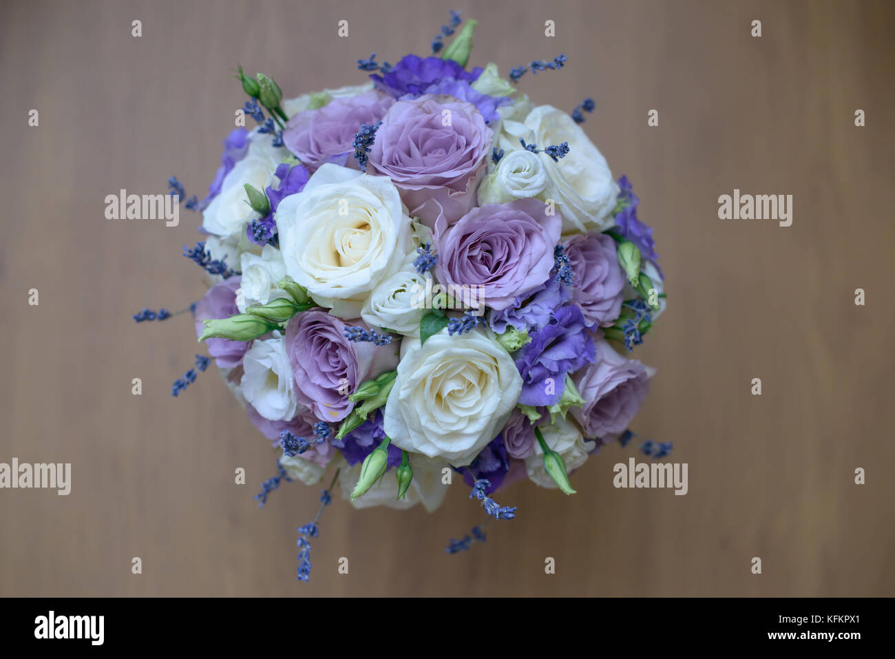 Lavanda e rose con riflessi violacei addobbo floreale impostato su una tabella, vista da sopra Foto Stock