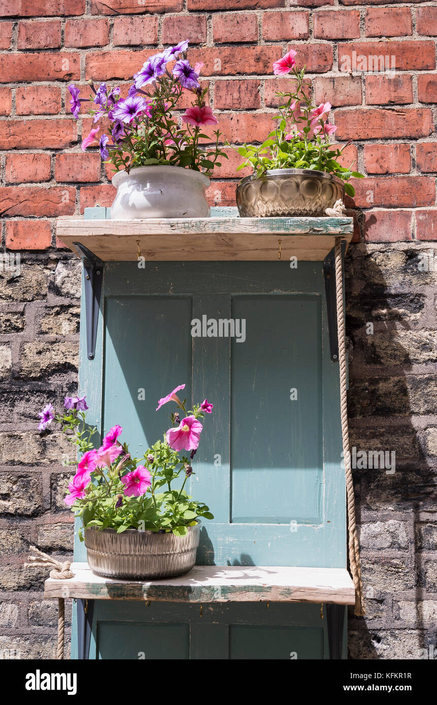 Artefatti riciclata fornire nuovi decor e ad un cortile giardino nel Wiltshire, Inghilterra REGNO UNITO Foto Stock