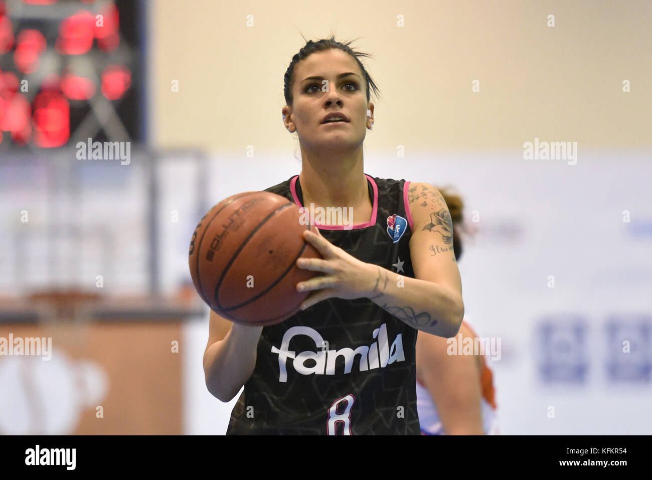 Cercola, Italia. 29 ott 2017. schio la guardia marzia tagliamento in azione durante il campionato italiano di serie a per donna basket regular season's saces mapei givova napoli versus versus famila wuber schio. match finisce 59-64 per famila wuber schio. Credito: paola visone/Pacific press/alamy live news Foto Stock