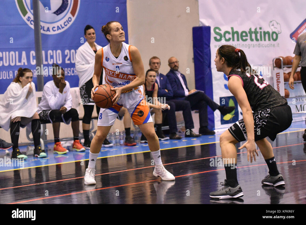 Cercola, Italia. 29 ott 2017. Napoli playmaker chiara pastore in azione durante il campionato italiano di serie a per donna basket regular season's saces mapei givova napoli versus famila wuber schio. match finisce 59-64 per famila wuber schio. Credito: paola visone/Pacific press/alamy live news Foto Stock