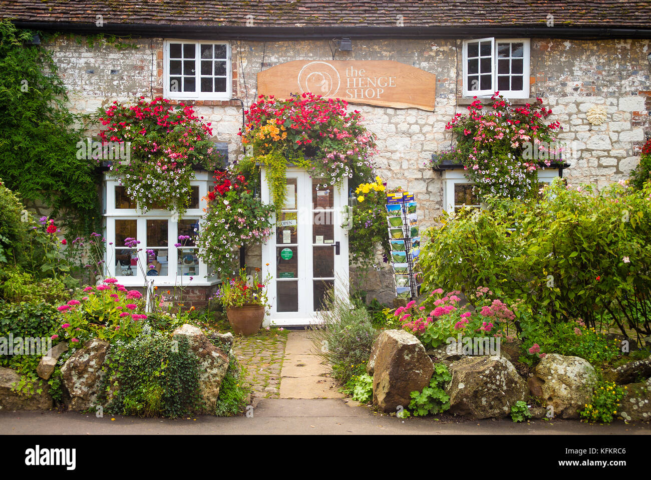 Il negozio di Henge in Avebury Wiltshire, Inghilterra con un tipico English Country Garden cottage Foto Stock