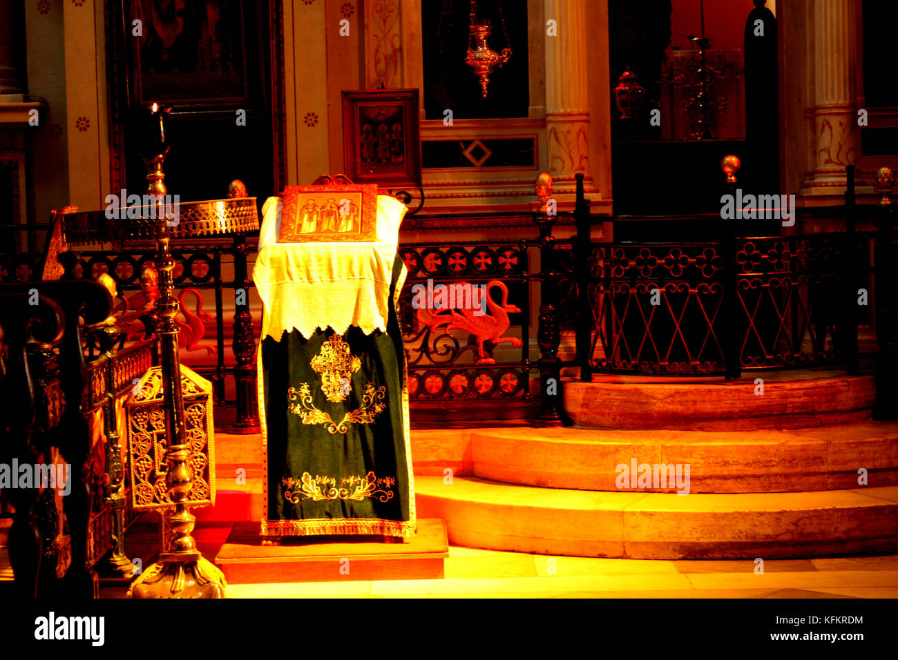 Interno di ayios nikolaos chiesa nella città SIROS, CICLADI Foto Stock