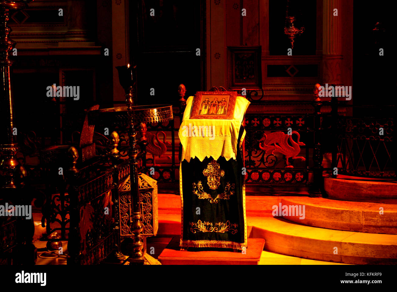 Interno di ayios nikolaos chiesa nella città SIROS, CICLADI Foto Stock