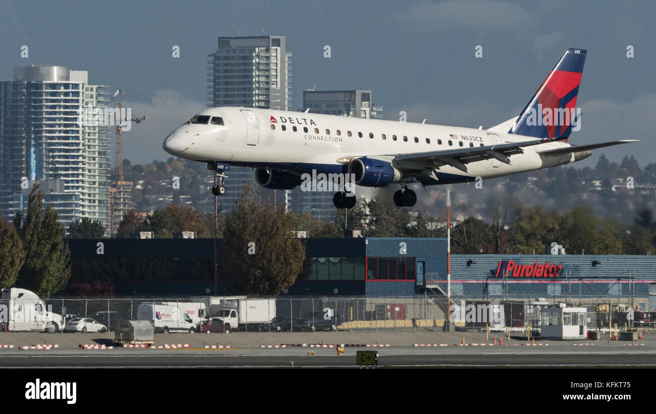 Richmond, Columbia Britannica, Canada. 26 ottobre 2017. Un aereo di linea regionale a corsia singola Delta Connection Embraer 175 (N633CZ) a corpo stretto in avvicinamento finale per l'atterraggio. L'aereo di linea è di proprietà e gestito da Compass Airlines sotto contratto con Delta Air Lines. Crediti: Bayne Stanley/ZUMA Wire/Alamy Live News Foto Stock