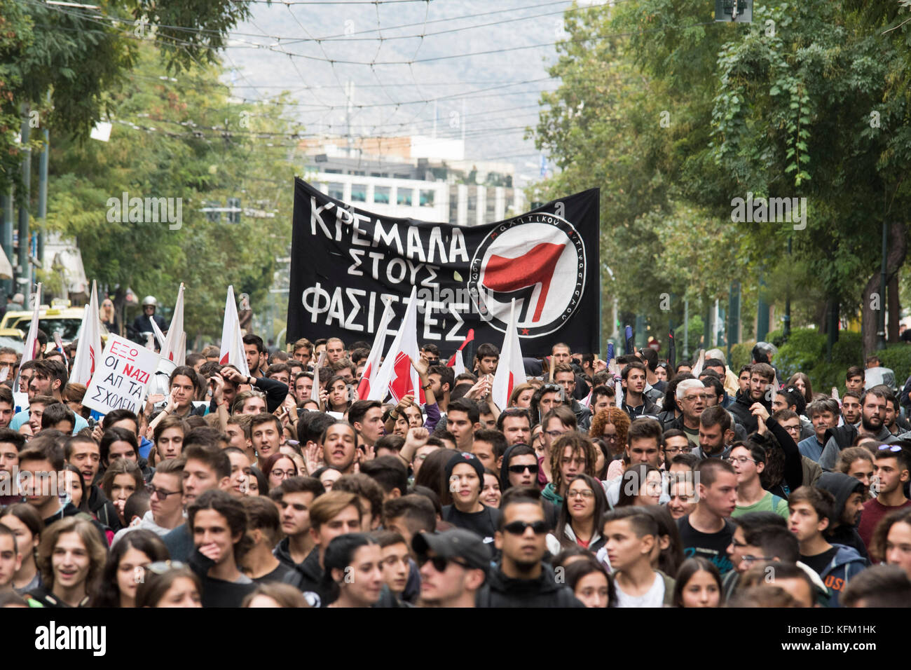 Atene, Grecia. Il 30 ottobre, 2017. Gli studenti rally tenendo striscioni e gridando slogan contro il governo. Migliaia gli studenti della scuola elementare sono scesi in piazza per manifestare contro le riforme in materia di istruzione e la mancanza di personale. © Nikolas Georgiou / Alamy Live News Foto Stock