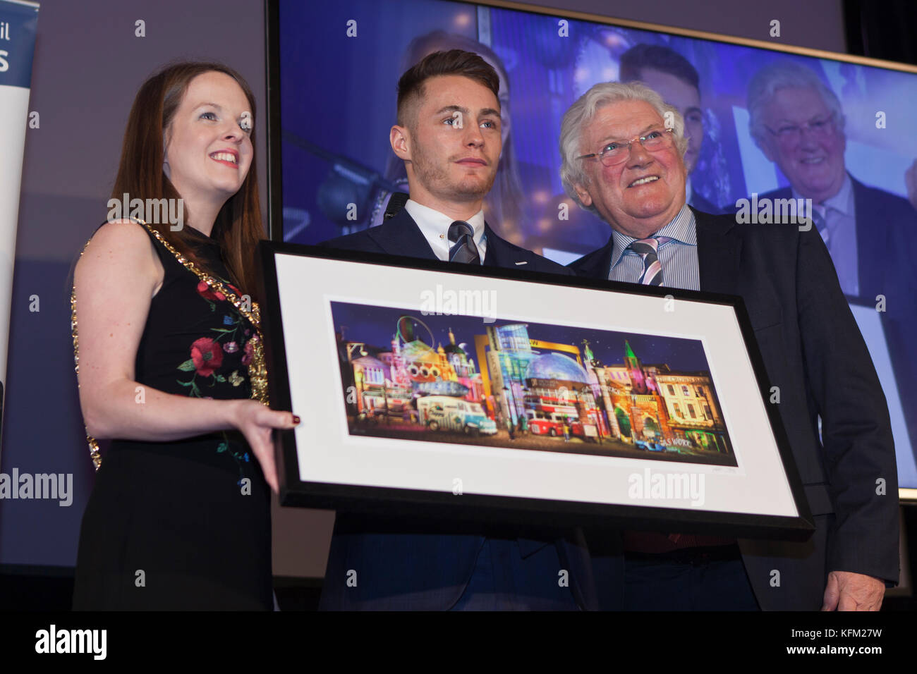 Municipio di Belfast nord, Irlanda. 30 ott 2017. Ryan Burnett con il Sindaco di Belfast Nuala McAllister e commentatore sportivo Jackie Fullerton a homecoming celebrazione che la città di Belfast Consiglio prevista per Ryan Burnett nel grande Hal. Ryan è il primo pugile irlandese che ha conquistato il mondo unificato Peso gallo campionato IBF e WBA. Credito: Bonzo Alamy/Live News Foto Stock