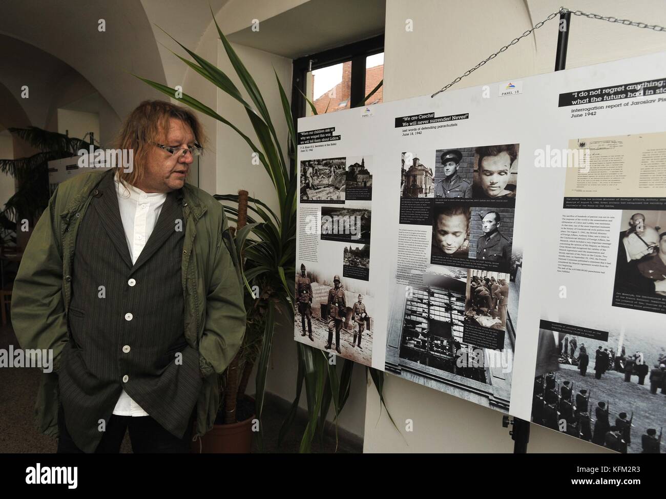 Coautore della mostra sul destino della Cecoslovacchia nella seconda guerra mondiale e Adolf Opalka, nativo locale che ha partecipato all'operazione Anthropoid eliminando l'ufficiale nazista di alto rango Reinhard Heydrich, Milan Stastny partecipa ad un'apertura a Moravsky Krumlov, Repubblica Ceca, sabato 28 ottobre 2017. (Foto CTK/Igor Zehl) Foto Stock