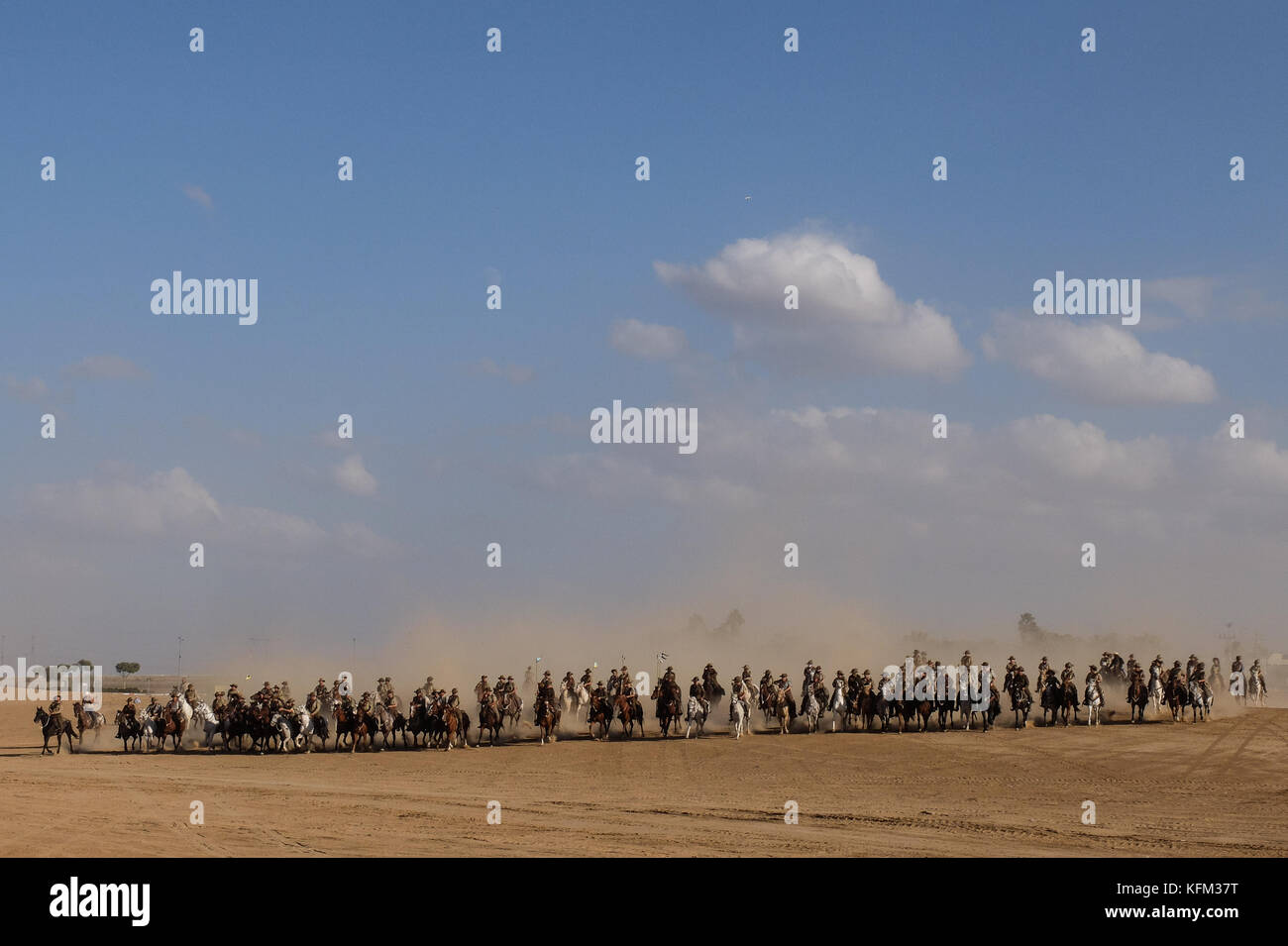 Beersheba, Israele. Il 30 ottobre, 2017. membri della Australian Light Horse association, molti di loro discendenti di Anzac soldati che hanno combattuto nella guerra mondiale i, arrivano alla periferia di Beersheba a seguito di una tre giorni di cavalcare nel deserto rievoca i loro antenati' assalto di Beersheba su 31 ottobre 1917 nella prima guerra mondiale. centenario commemorazioni contrassegnare la liberazione di Beersheba in cui allenby generale delle truppe del violato la linea delle difese ottomano tra Gaza e beersheba. Credito: nir alon/alamy live news Foto Stock