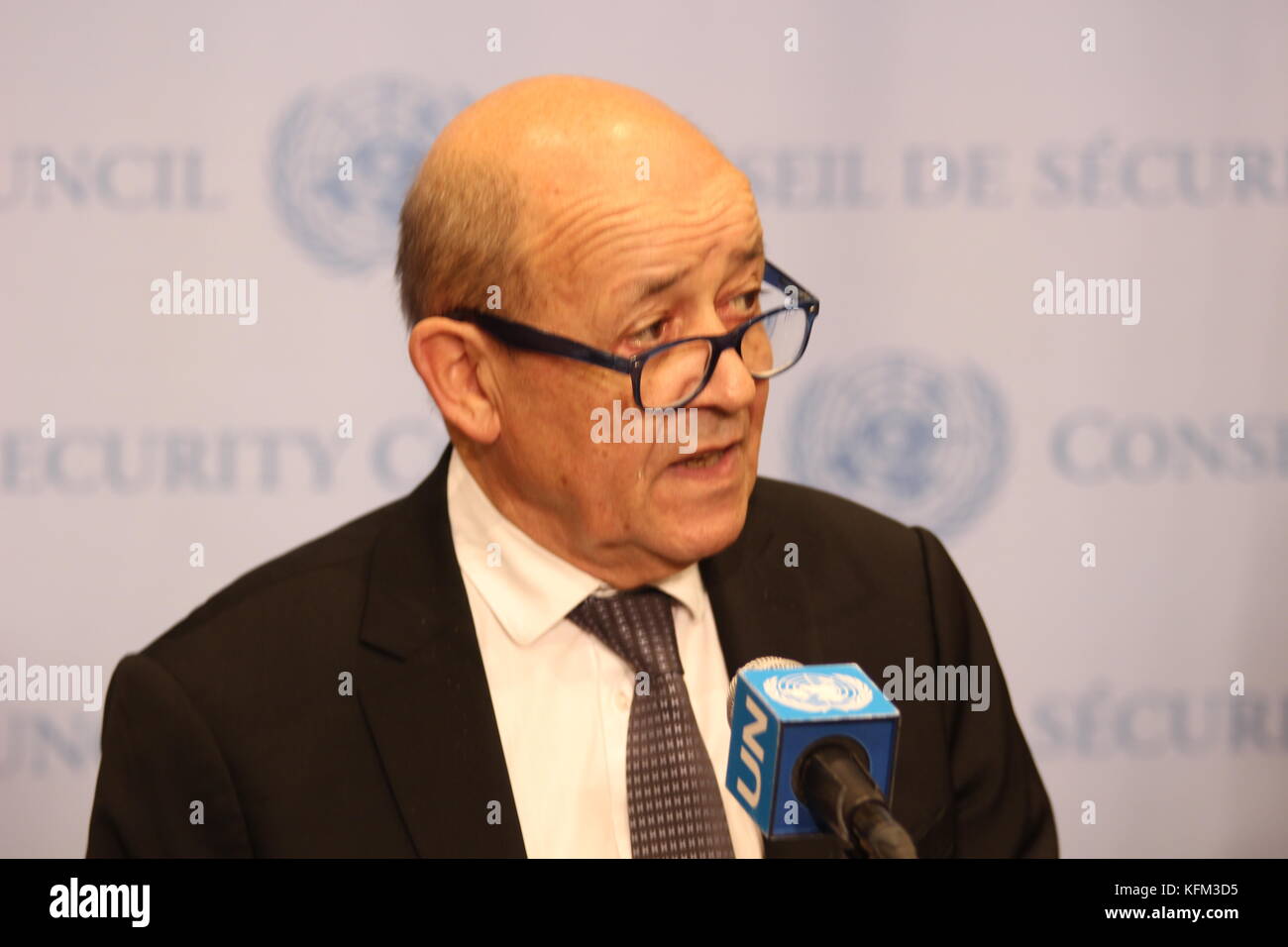 Onu, new york, Stati Uniti d'America. 30 ott 2017. Il ministro degli Affari esteri francese jean-yves le drian ha detto ai giornalisti ci dovrebbe essere multilaterale aiutano a g5 forza di sahel. photo: Matthew russell lee / città interna premere Foto Stock