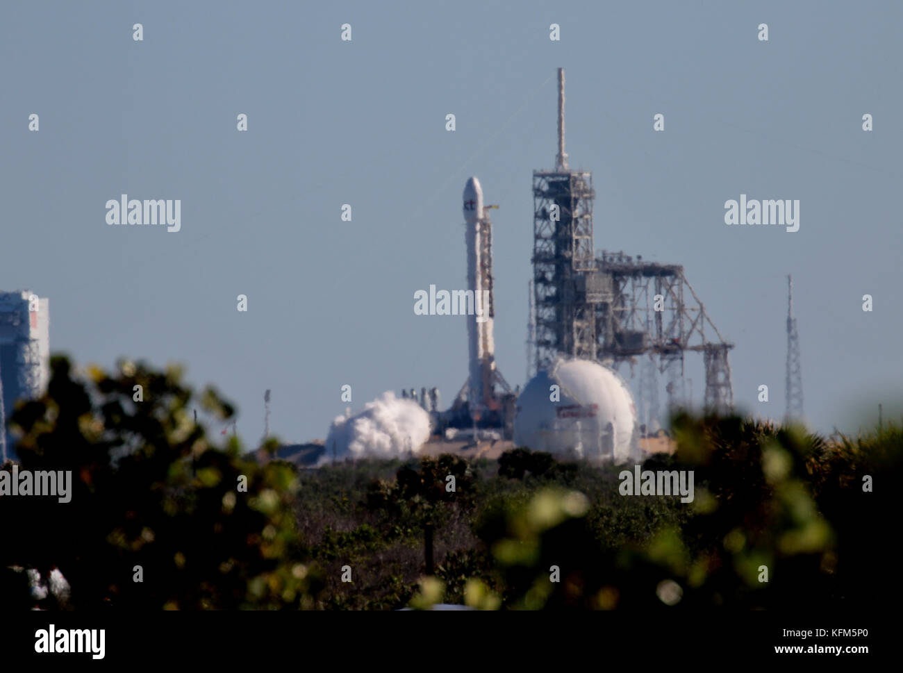 Lancio del razzo a NASA Kennedy Space Center, Florida. Lunedì, 30 ottobre 2017 a 334 p.m., SpaceX ha lanciato con successo la Koreasat-5un satellite da complessi di lancio 39A (LC-39A) alla NASA Kennedy Space Center, Florida Credit: Trevor Baker/Alamy Live News Foto Stock