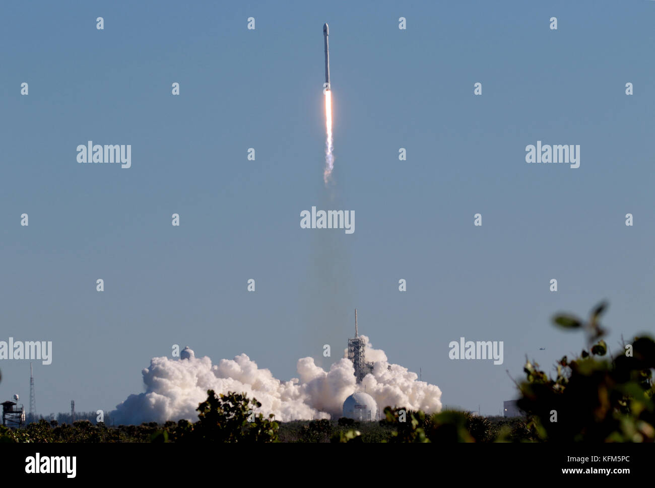Lancio del razzo a NASA Kennedy Space Center, Florida. Lunedì, 30 ottobre 2017 a 334 p.m., SpaceX ha lanciato con successo la Koreasat-5un satellite da complessi di lancio 39A (LC-39A) alla NASA Kennedy Space Center, Florida Credit: Trevor Baker/Alamy Live News Foto Stock