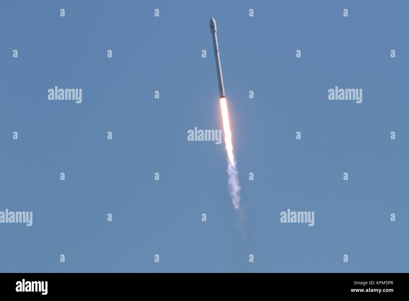 Lancio del razzo a NASA Kennedy Space Center, Florida. Lunedì, 30 ottobre 2017 a 334 p.m., SpaceX ha lanciato con successo la Koreasat-5un satellite da complessi di lancio 39A (LC-39A) alla NASA Kennedy Space Center, Florida Credit: Trevor Baker/Alamy Live News Foto Stock