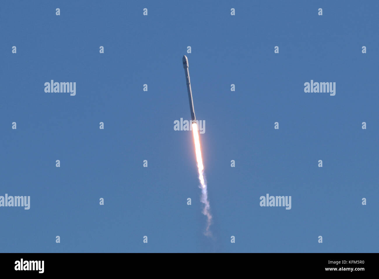Lancio del razzo a NASA Kennedy Space Center, Florida. Lunedì, 30 ottobre 2017 a 334 p.m., SpaceX ha lanciato con successo la Koreasat-5un satellite da complessi di lancio 39A (LC-39A) alla NASA Kennedy Space Center, Florida Credit: Trevor Baker/Alamy Live News Foto Stock