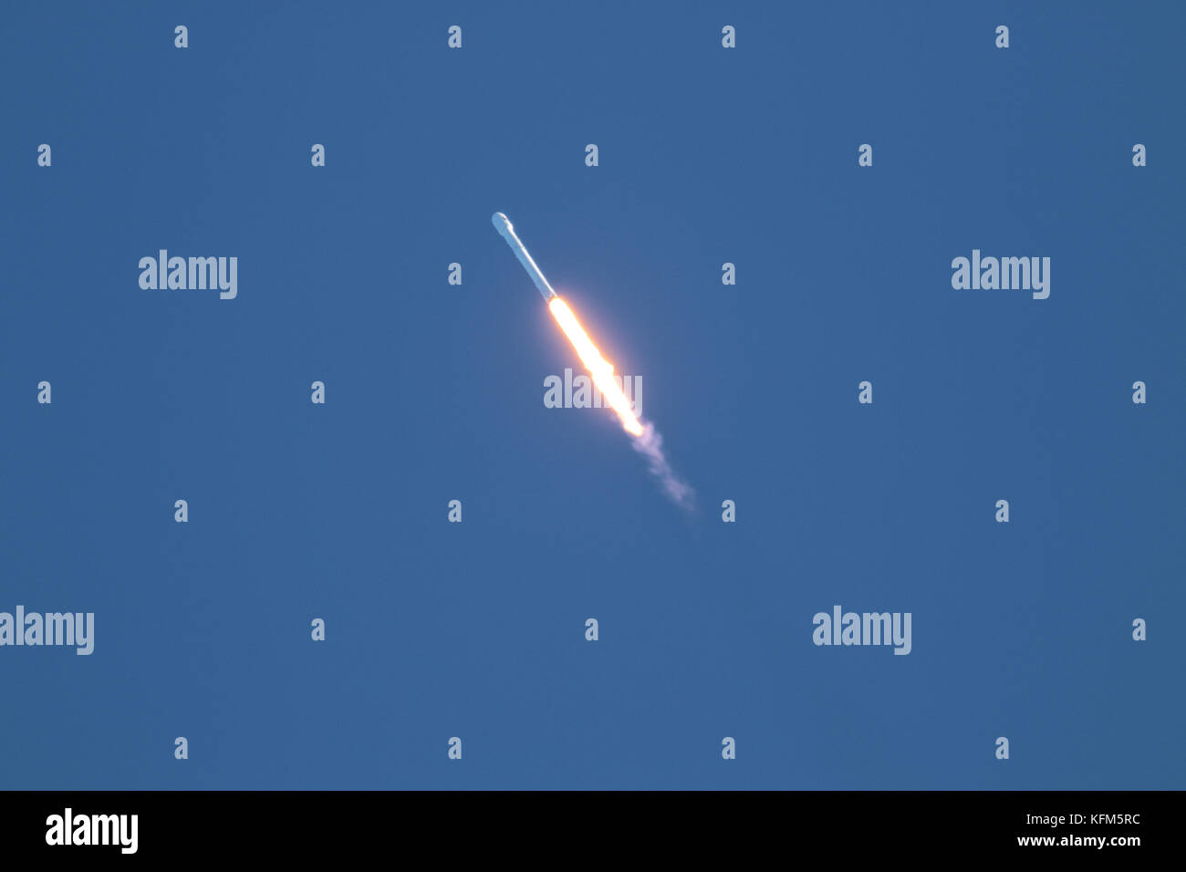 Lancio del razzo a NASA Kennedy Space Center, Florida. Lunedì, 30 ottobre 2017 a 334 p.m., SpaceX ha lanciato con successo la Koreasat-5un satellite da complessi di lancio 39A (LC-39A) alla NASA Kennedy Space Center, Florida Credit: Trevor Baker/Alamy Live News Foto Stock