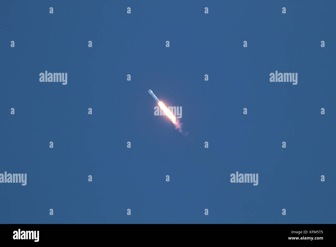 Lancio del razzo a NASA Kennedy Space Center, Florida. Lunedì, 30 ottobre 2017 a 334 p.m., SpaceX ha lanciato con successo la Koreasat-5un satellite da complessi di lancio 39A (LC-39A) alla NASA Kennedy Space Center, Florida Credit: Trevor Baker/Alamy Live News Foto Stock