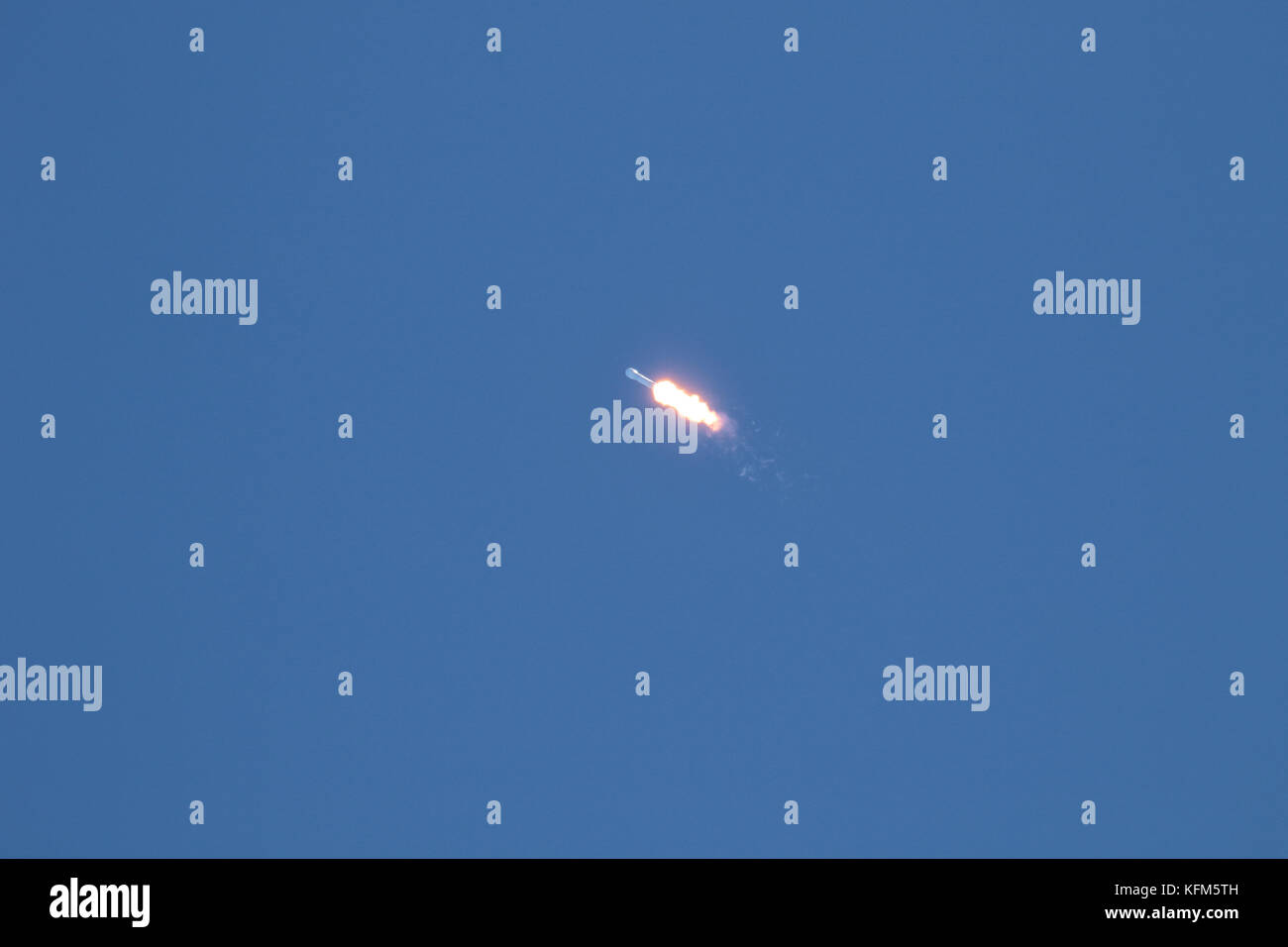 Lancio del razzo a NASA Kennedy Space Center, Florida. Lunedì, 30 ottobre 2017 a 334 p.m., SpaceX ha lanciato con successo la Koreasat-5un satellite da complessi di lancio 39A (LC-39A) alla NASA Kennedy Space Center, Florida Credit: Trevor Baker/Alamy Live News Foto Stock