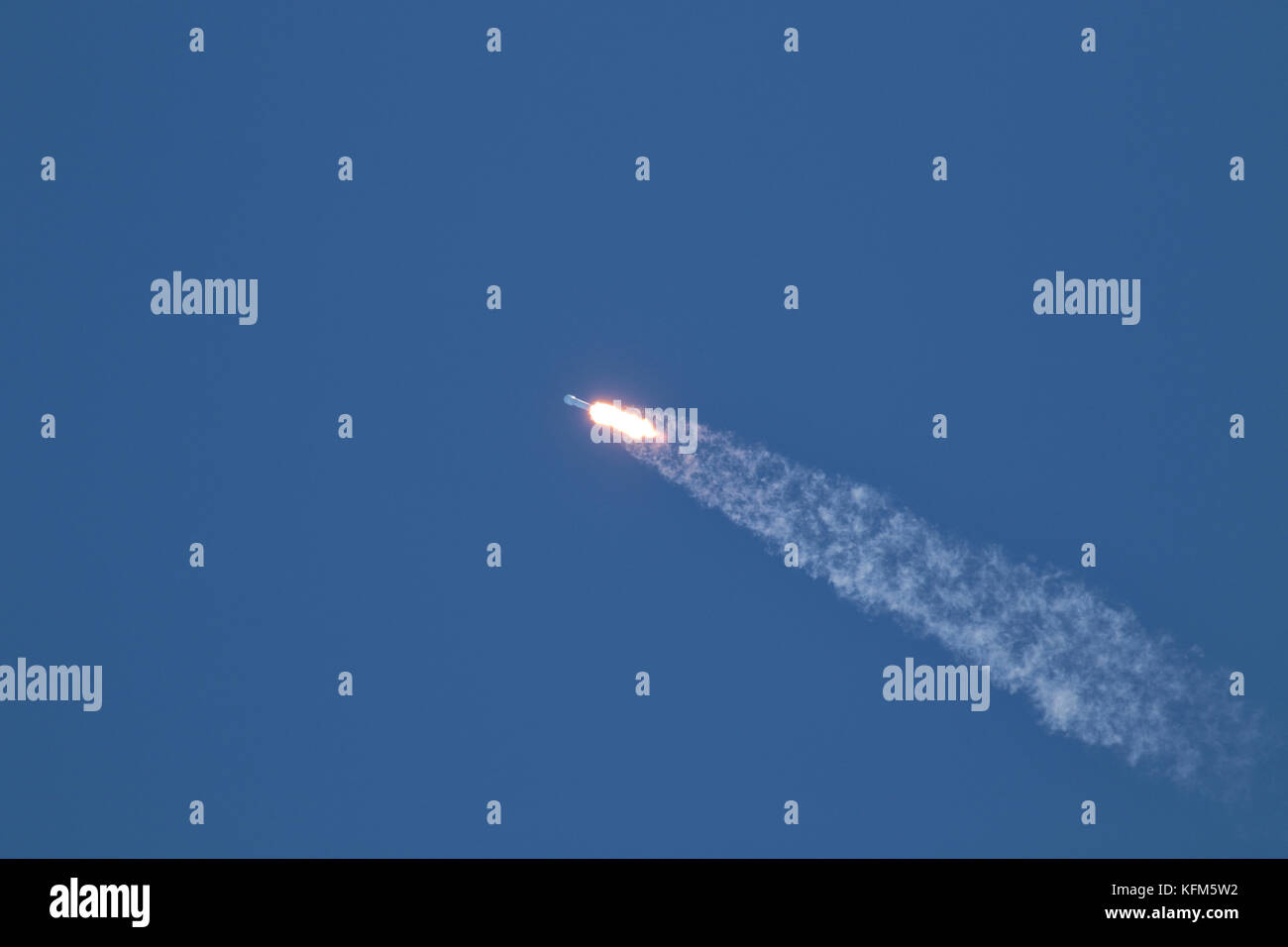 Lancio del razzo a NASA Kennedy Space Center, Florida. Lunedì, 30 ottobre 2017 a 334 p.m., SpaceX ha lanciato con successo la Koreasat-5un satellite da complessi di lancio 39A (LC-39A) alla NASA Kennedy Space Center, Florida Credit: Trevor Baker/Alamy Live News Foto Stock