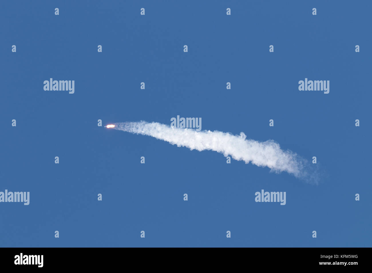 Lancio del razzo a NASA Kennedy Space Center, Florida. Lunedì, 30 ottobre 2017 a 334 p.m., SpaceX ha lanciato con successo la Koreasat-5un satellite da complessi di lancio 39A (LC-39A) alla NASA Kennedy Space Center, Florida Credit: Trevor Baker/Alamy Live News Foto Stock