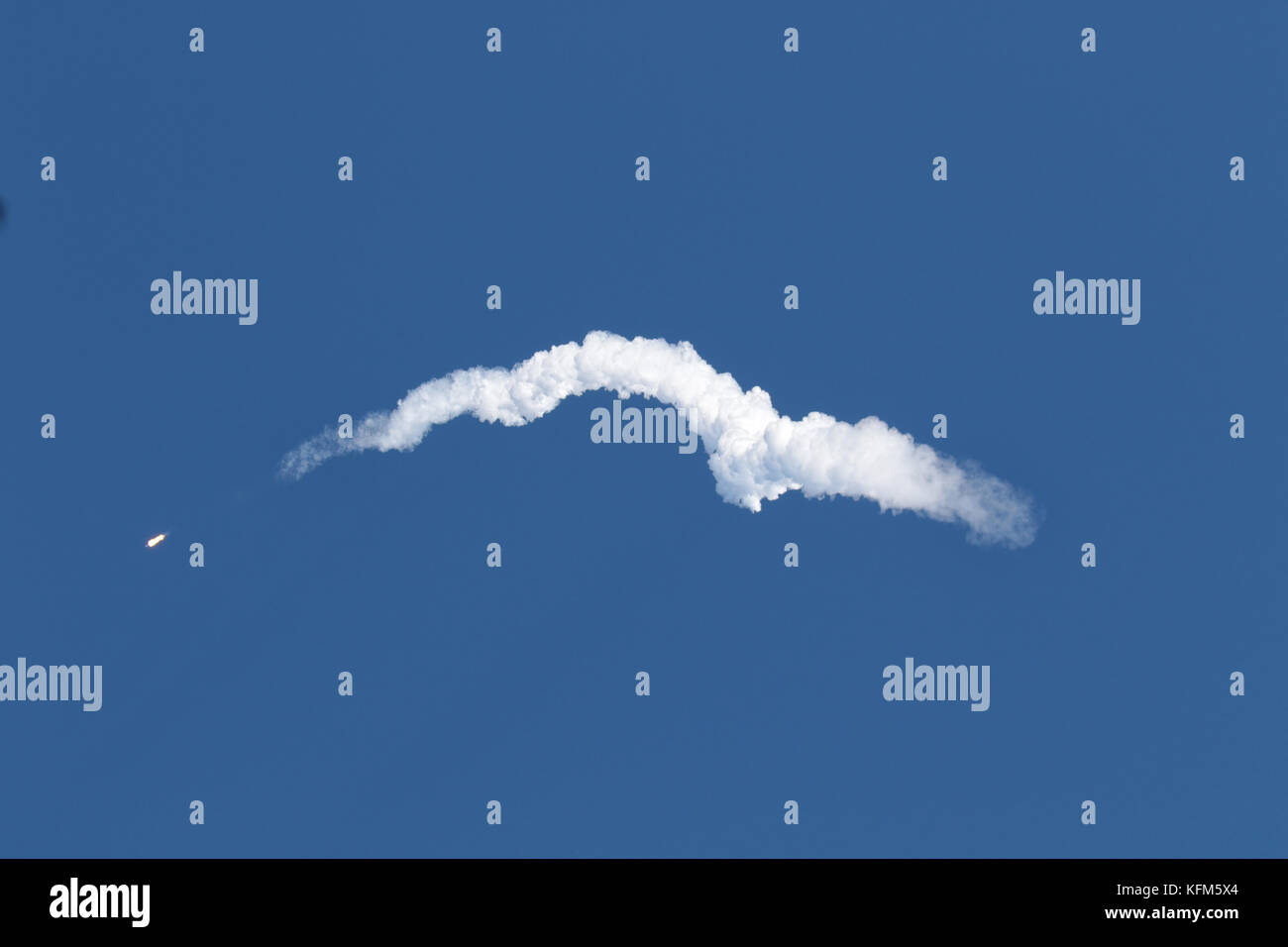 Lancio del razzo a NASA Kennedy Space Center, Florida. Lunedì, 30 ottobre 2017 a 334 p.m., SpaceX ha lanciato con successo la Koreasat-5un satellite da complessi di lancio 39A (LC-39A) alla NASA Kennedy Space Center, Florida Credit: Trevor Baker/Alamy Live News Foto Stock