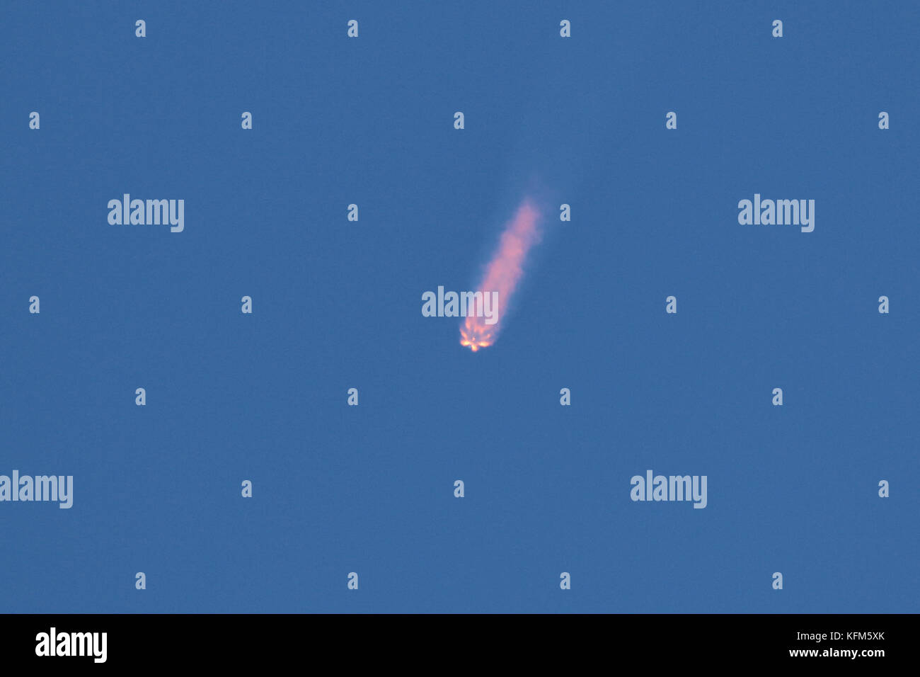 Lancio del razzo a NASA Kennedy Space Center, Florida. Lunedì, 30 ottobre 2017 a 334 p.m., SpaceX ha lanciato con successo la Koreasat-5un satellite da complessi di lancio 39A (LC-39A) alla NASA Kennedy Space Center, Florida Credit: Trevor Baker/Alamy Live News Foto Stock