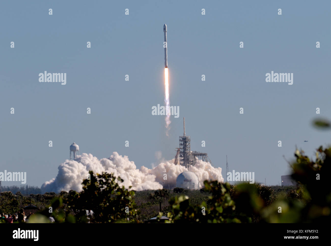 Lancio del razzo a NASA Kennedy Space Center, Florida. Lunedì, 30 ottobre 2017 a 334 p.m., SpaceX ha lanciato con successo la Koreasat-5un satellite da complessi di lancio 39A (LC-39A) alla NASA Kennedy Space Center, Florida Credit: Trevor Baker/Alamy Live News Foto Stock