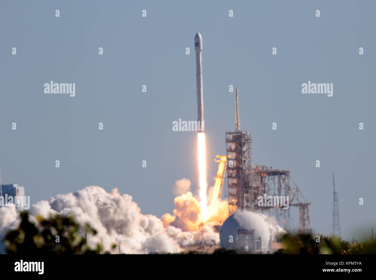 Lancio del razzo a NASA Kennedy Space Center, Florida. Lunedì, 30 ottobre 2017 a 334 p.m., SpaceX ha lanciato con successo la Koreasat-5un satellite da complessi di lancio 39A (LC-39A) alla NASA Kennedy Space Center, Florida Credit: Trevor Baker/Alamy Live News Foto Stock