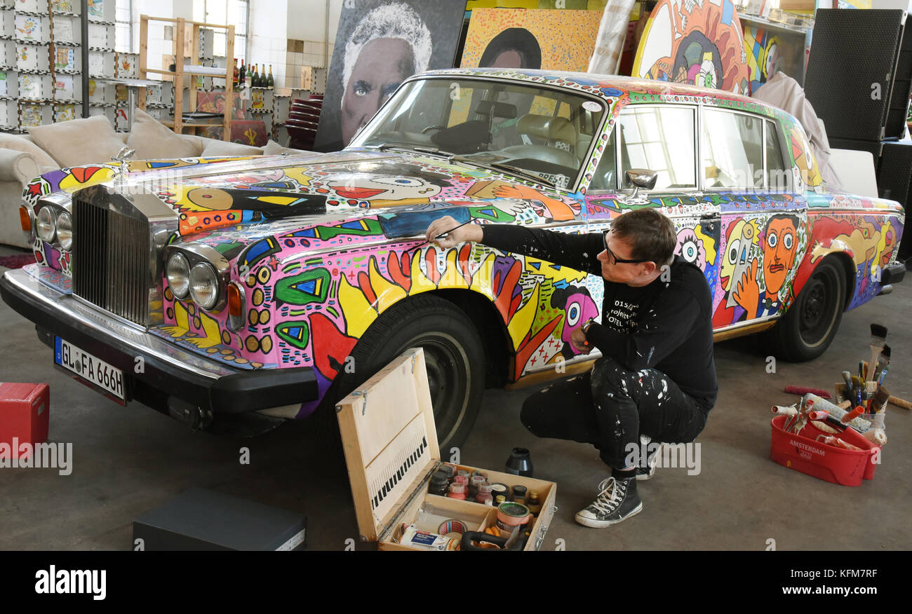 Borna, Germania. 19 ottobre 2017. L'artista Michael Fischer-Art dipinge sul suo Rolls Royce del 1978, nel suo nuovo studio di 550 metri quadrati nella sala macchine dell'ex fabbrica Witznitz briquet a Borna, Germania, il 19 ottobre 2017. Il dipinto, che misura 2,20 x 1,50 metri, deve essere esposto in una mostra d'arte presso la fiera di Colonia (24.-26.11.2017). Crediti: Waltraud Grubitzsch/dpa-Zentralbild/ZB/dpa/Alamy Live News Foto Stock