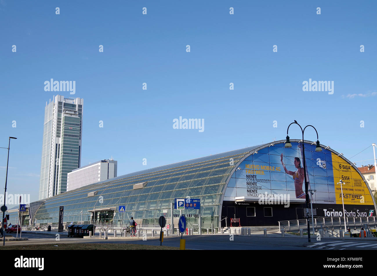 Dalla stazione ferroviaria di Torino Porta Susa di Torino, Torino, Italia, high-tech struttura arcuata368 m di lunghezza, 30 m span. Foto Stock