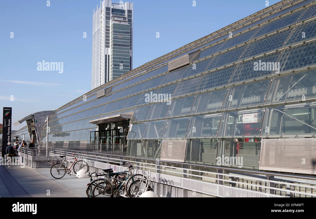 Dalla stazione ferroviaria di Torino Porta Susa di Torino, Torino, Italia, high-tech struttura arcuata368 m di lunghezza, 30 m span. Foto Stock