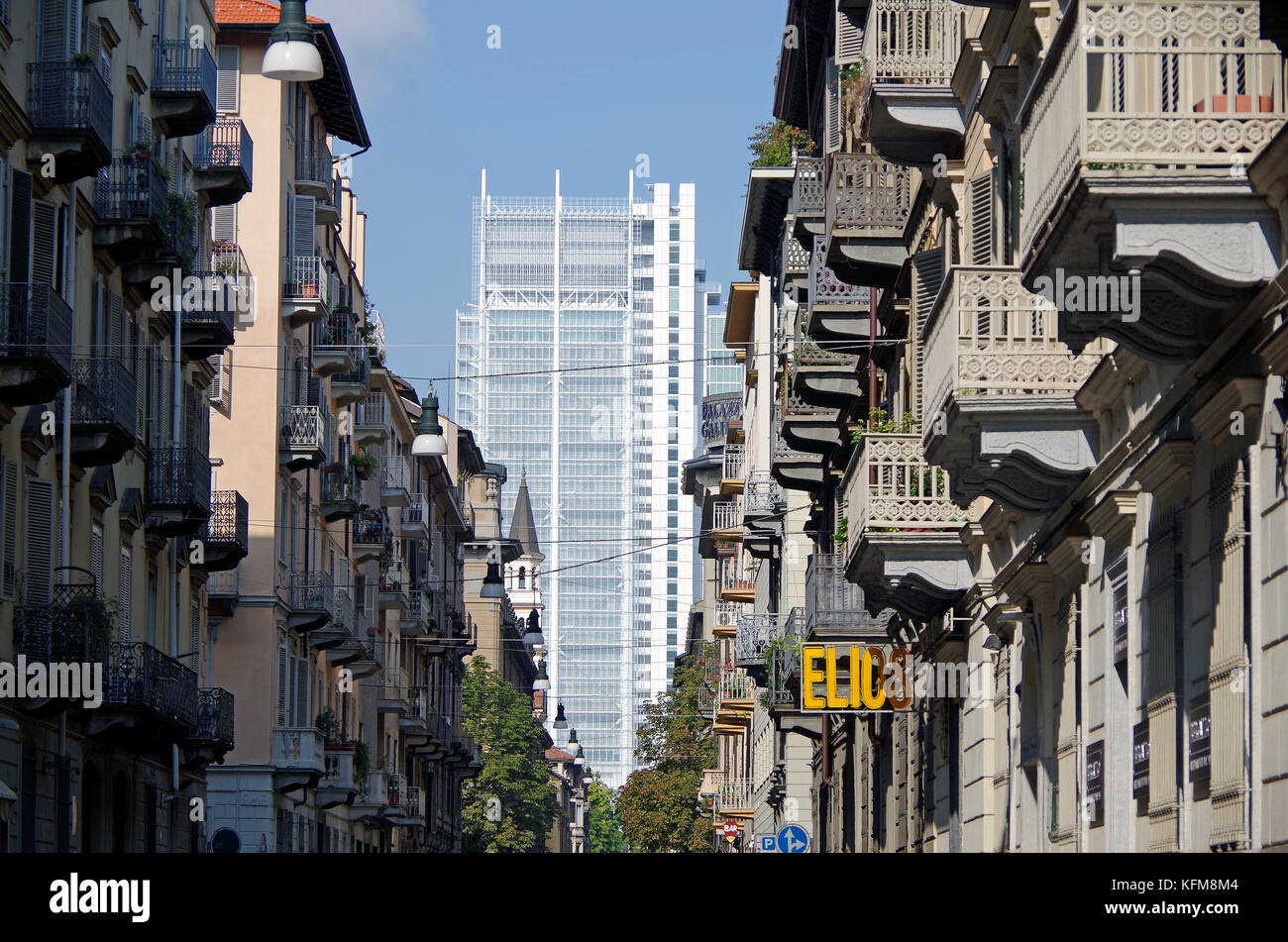 Torino Italia, vista lungo Via S Quintino, verso il Grattacielo Intesa Sanpaolo, contrasto di vecchio e nuovo, Foto Stock
