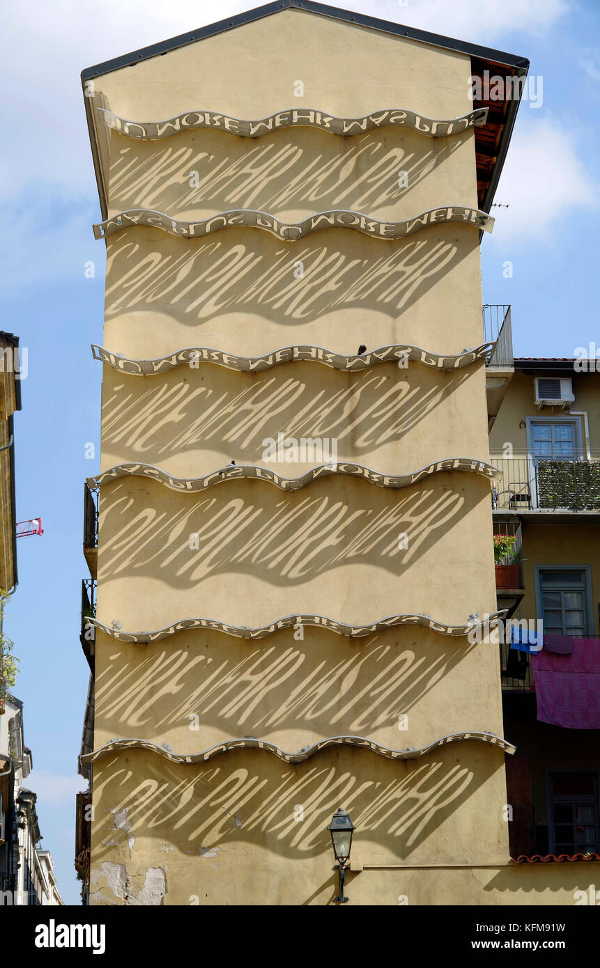 Arte di installazione sul frontone del vecchio di quattro piani edificio residenziale di Torino, Italia Foto Stock