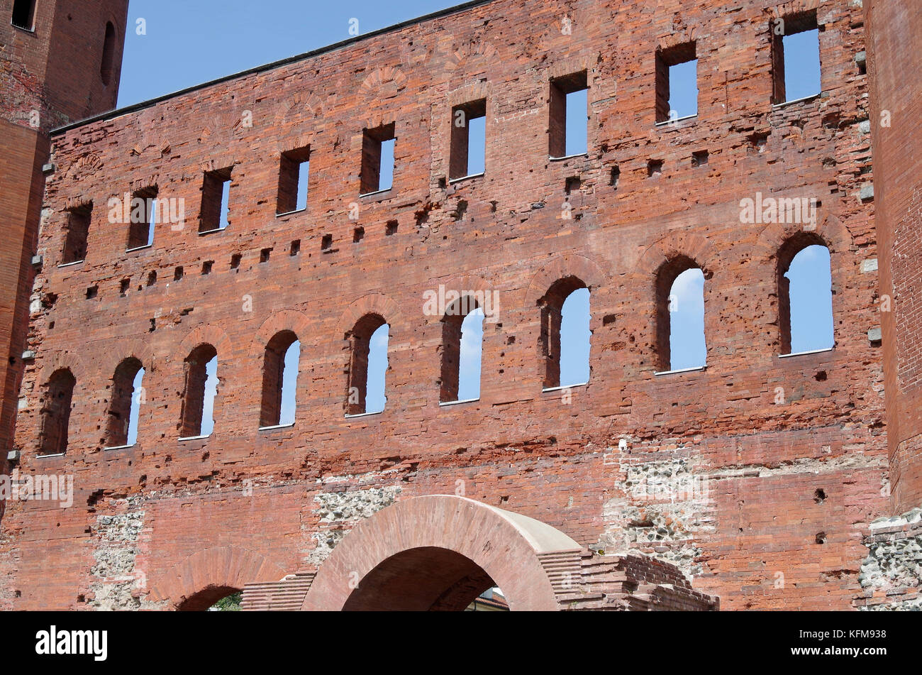 Porta Palatina L Ultimo Superstite Porta Romana Di Torino Torino Italia Foto Stock Alamy