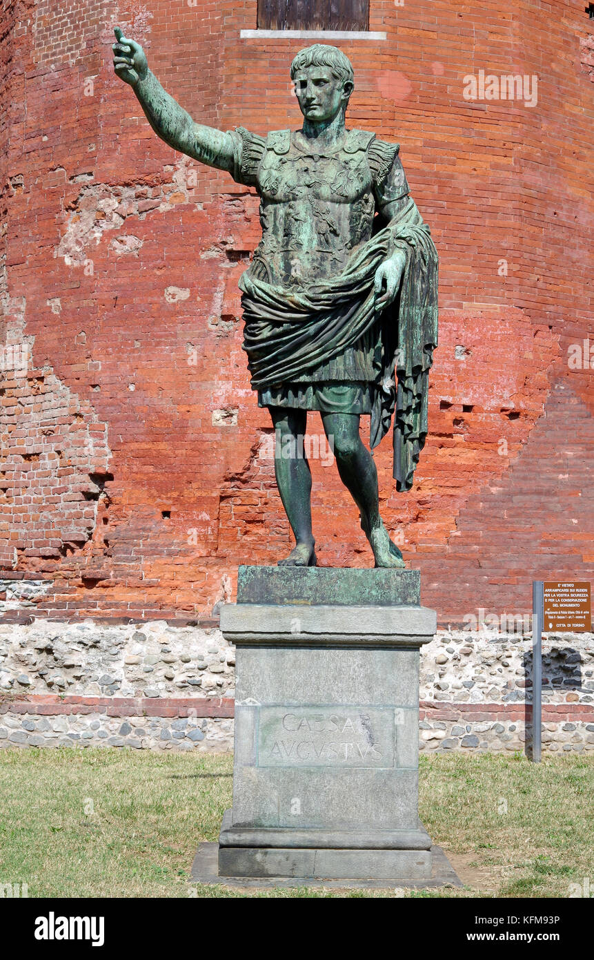Replica la statua in bronzo di Cesare Augusto presso la Porta Palatina, l'ultimo superstite porta romana di Torino, Torino, Italia Foto Stock