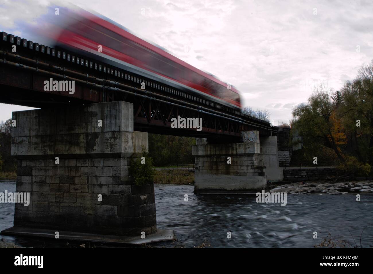 O-treno passa oltre il rideau river a Ottawa Foto Stock