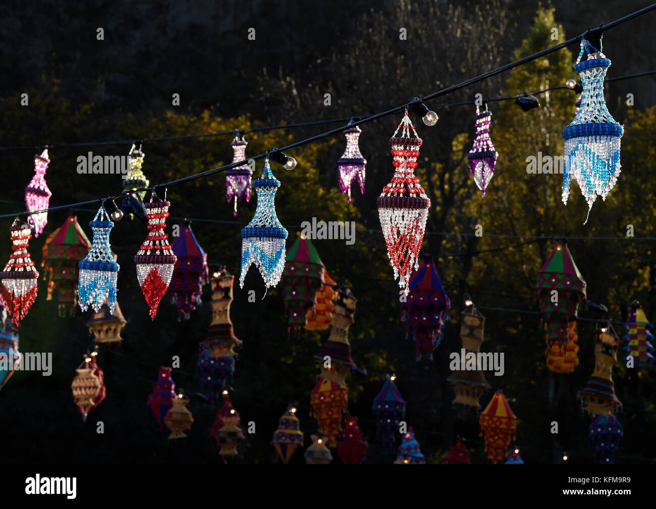 Lampioncini colorati riagganciare in Princes Street Gardens, Edimburgo durante il Diwali annuali celebrazioni. Foto Stock