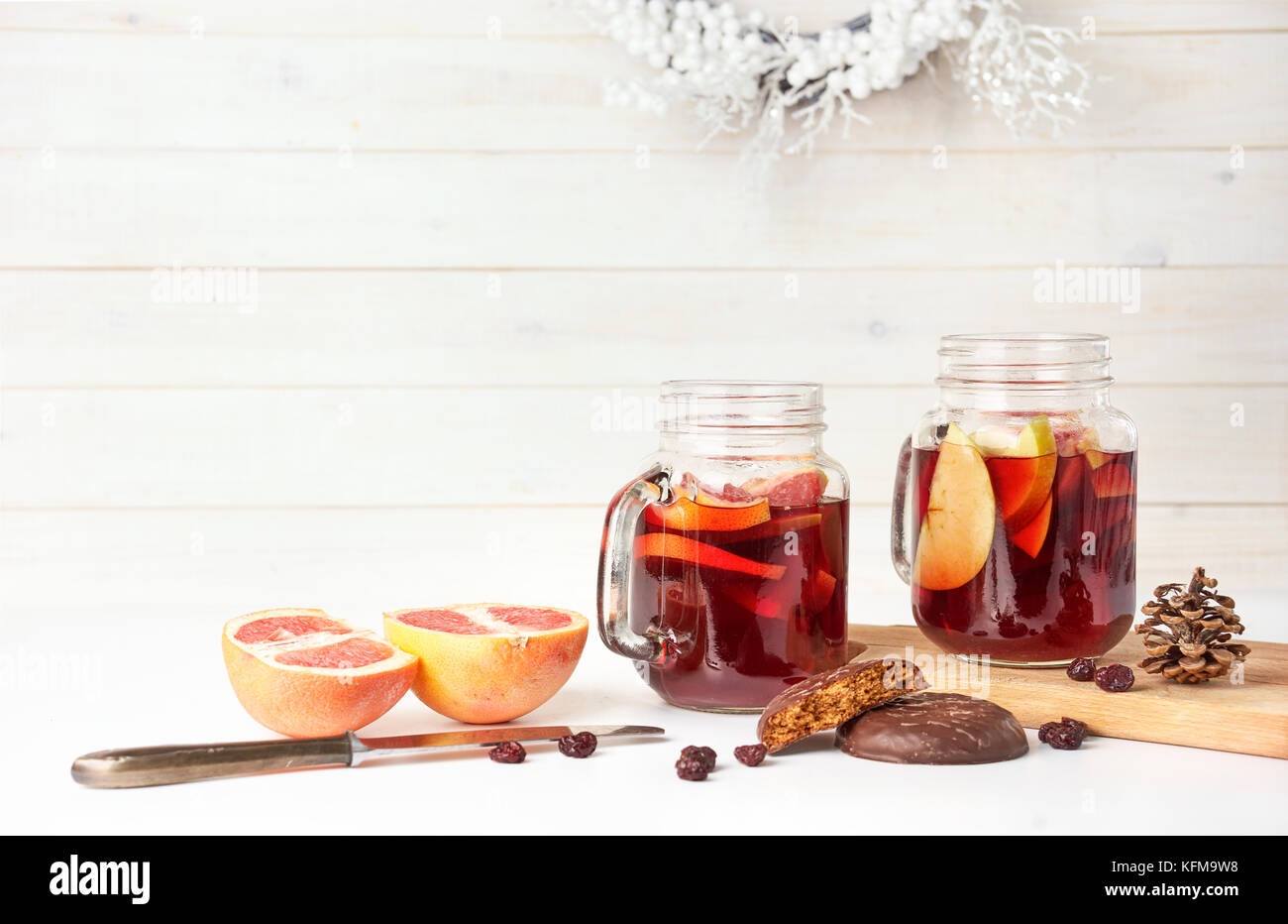 Rosso caldo vin brulé in due bicchieri Foto Stock