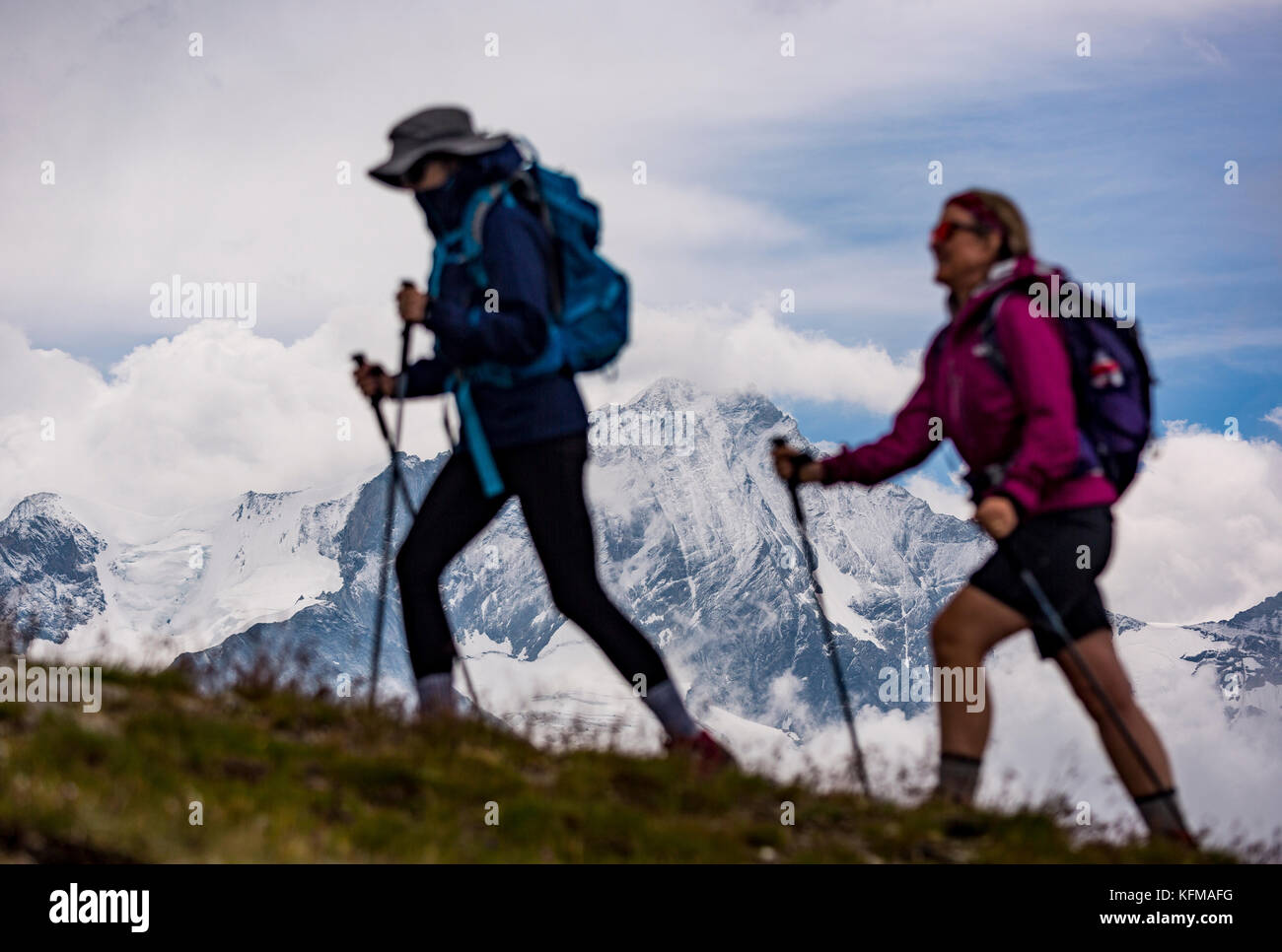 Zinal, Svizzera - due donne escursionismo. Sul retro è il Weisshorn (4506m 14,783ft), una montagna nelle Alpi Pennine nel canton Vallese. Foto Stock